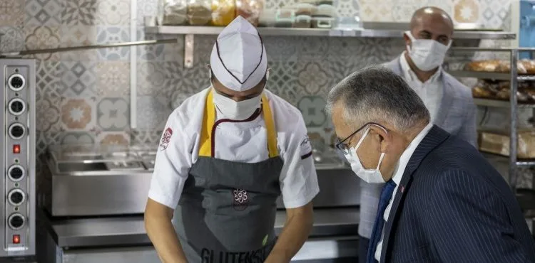 BAŞKAN BÜYÜKKILIÇ’TAN TAKDİR TOPLAYAN GLÜTENSİZ KAFE’YE ZİYARET
