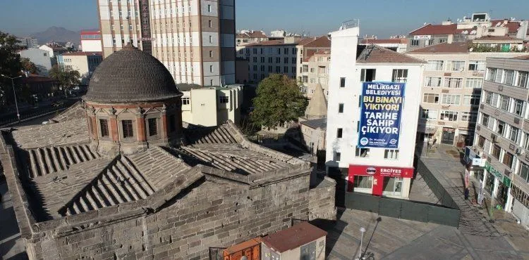 MELİKGAZİ BU BİNAYI YIKARAK TARİHE SAHİP ÇIKIYOR