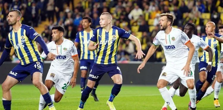 Fenerbahçe evinde ağır yaralı! Maç sonucu: Fenerbaçe 1-2 Alanyaspor