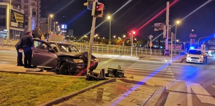 Kontrolü kaybolan otomobil direğe çarptı: 2 yaralı