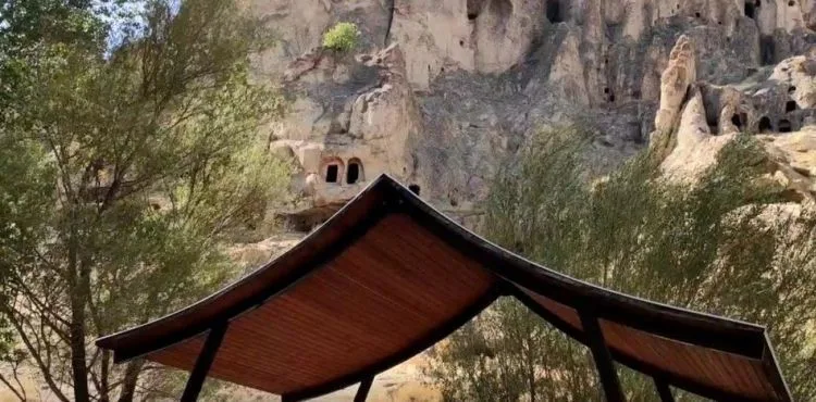 Turizm yerindeki kaya tehlike oluşturuyor