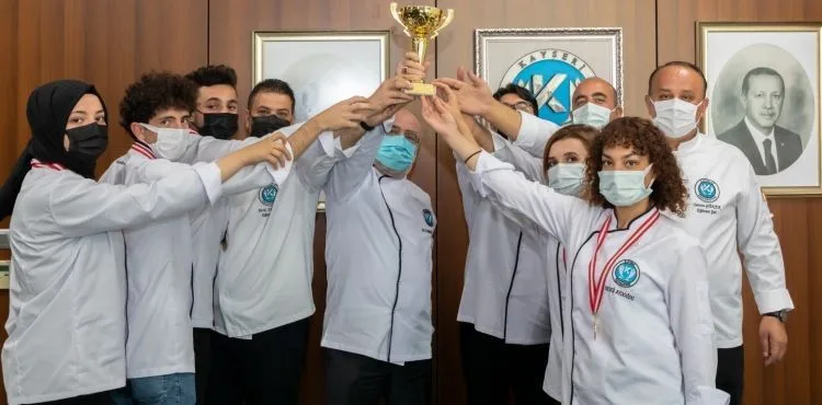 KAYÜ Rektörü, Modern Türk Mutfağı Yarışmasından Ödülle Dönen Öğrencilerini Kabul Etti