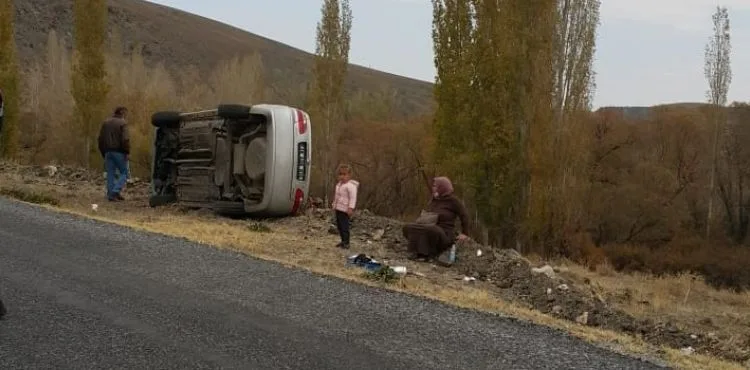 Otomobil şarampole devrildi: 3 yaralı