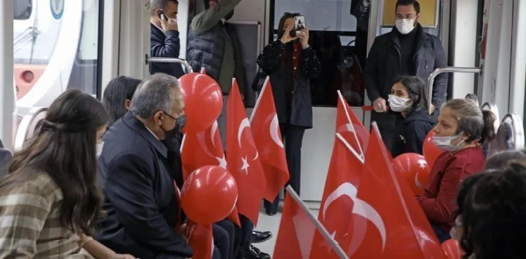 BAŞKAN YALÇIN VE ÖĞRENCİLER TRAMVAYDA İSTİKLAL MARŞI OKUDU