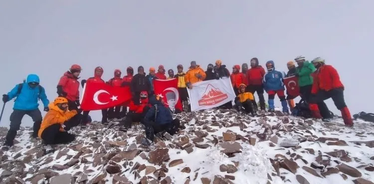 Dağcılar 29 Ekim Cumhuriyet Bayramı için tırmandı
