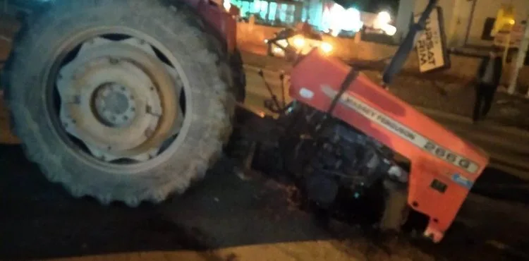Kaza yapan traktör ikiye bölündü
