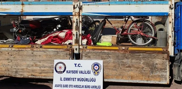 Çaldıkları kamyonlarla hırsızlık yaptılar
