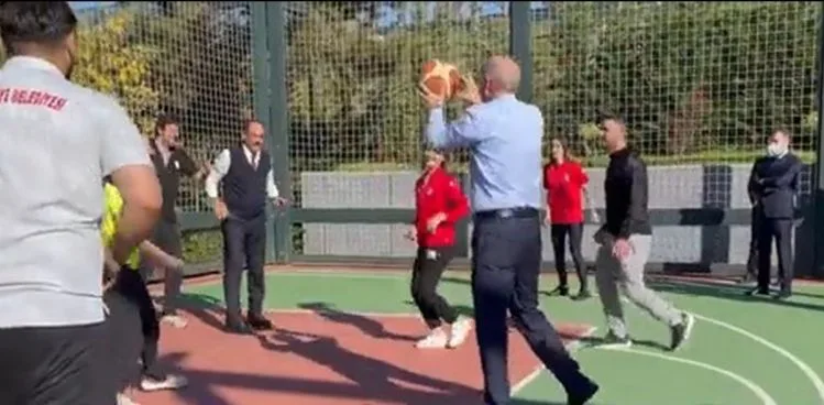 Cumhurbaşkanı Erdoğan Ümraniye'de gençlerle basketbol oynadı