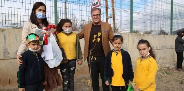 DEMOKRASİ ŞEHİTLERİ İLKOKULU ÖĞRENCİLERİNDEN “HER ÇOCUK BİR FİDAN KAMPANYASI”