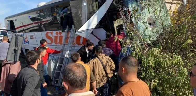 Kayseri'de yolcu otobüsü ile kamyonetin çarpıştığı kazada ölü sayısı 2'ye yükseldi