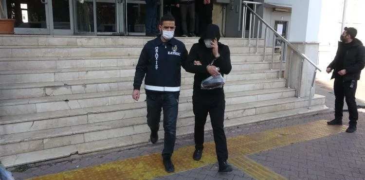 Aranan şahıs saklandığı ahırda yakalandı