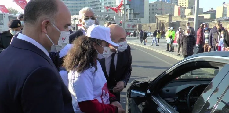 Vali Günaydın öğrencilerle beraber sürücüleri uyardı