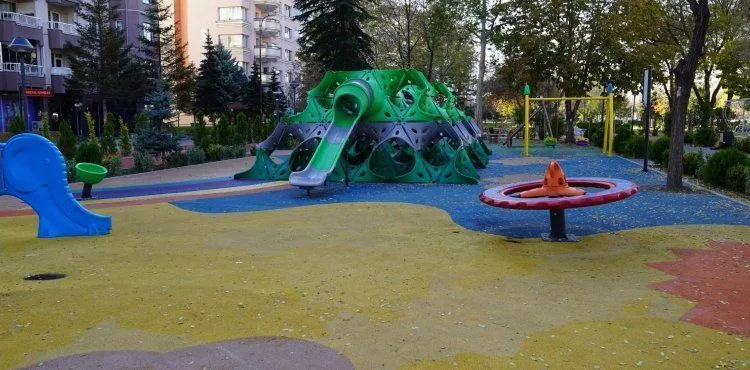 MELİKGAZİ'NİN PARKLARI TATİLDE ÇOCUKLARI BEKLİYOR