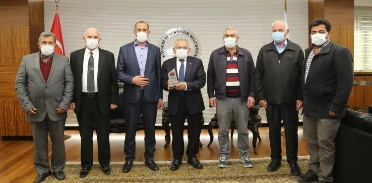 BAŞKAN BÜYÜKKILIÇ’A GÜLLÜCE MUHTARI VE HEYETİNDEN “TEŞEKKÜR” PLAKETİ