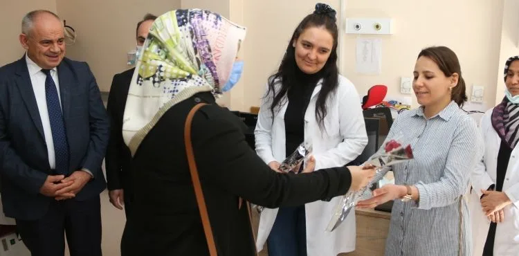 BAŞKAN ÖZTÜRK DÜNYA DİŞ HEKİMLERİ GÜNÜNÜ KUTLADI