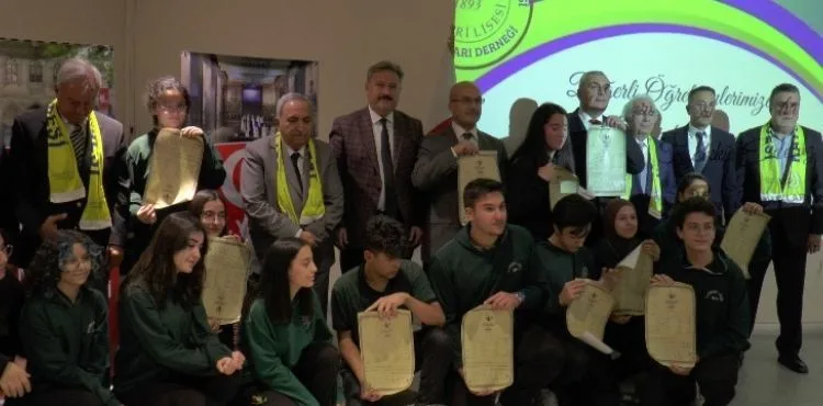 100 yıl sonra gelen mezuniyet töreninde diplomalar gözyaşları ile verildi