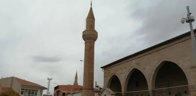 Cami Cemaatinden Minare Uyarısı