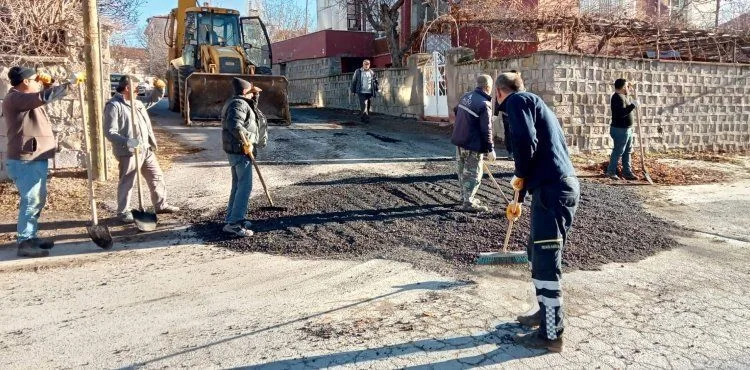 KIŞ AYLARI ÖNCESİ İLÇEMİZ GENELİNDE BELİRLENEN BÖLGELERDE YOL BAKIM, ONARIM VE YENİLEME ÇALIŞMALARI ARALIKSIZ SÜRÜYOR