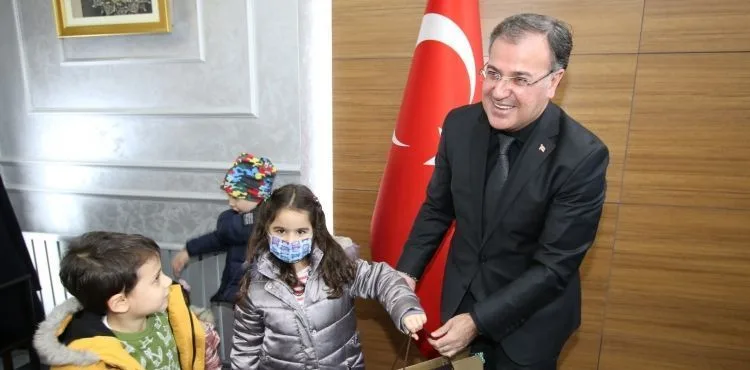 MİNİK ÖĞRENCİLERDEN BAŞKAN ÖZDOĞAN’A ANLAMLI ZİYARET
