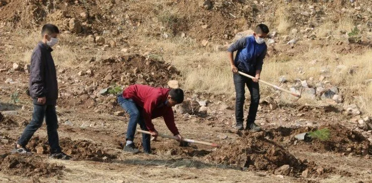 Yahyalılı gençler fidanları toprakla buluşturdu