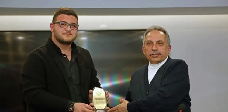 ÖĞRENCİLERDEN KÜTÜPHANE İÇİN TEŞEKKÜR PLAKETİ
