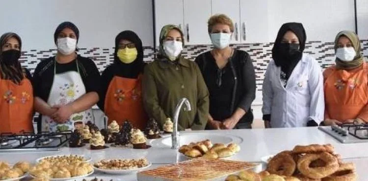 KOCASİNANLI KADINLAR, HEM MESLEK ÖĞRENİYOR HEM DE AİLE BÜTÇESİNE KATKI SAĞLIYOR