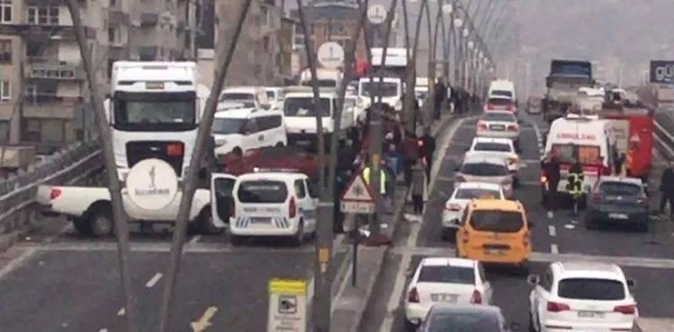 Kayseri’de iki otomobil çarpıştı. Kazada 3 kişi yaralandı.