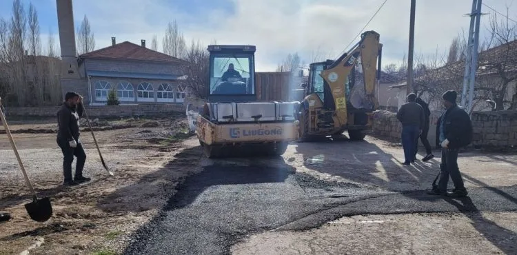 İLÇE GENELİNDE KIŞ HAZIRLIKLARI KAPSAMINDA BAŞLATILAN YOL BAKIM ONARIM ÇALIŞMALARI ARALIKSIZ DEVAM EDİYIOR