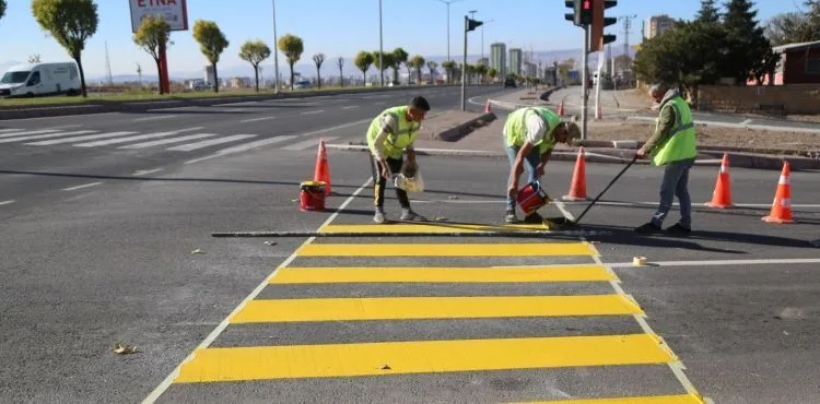 MELİKGAZİ’DE GÜVENLİ VE SERİ ULAŞIM İÇİN YOL ÇİZGİLERİ YAPILIYOR