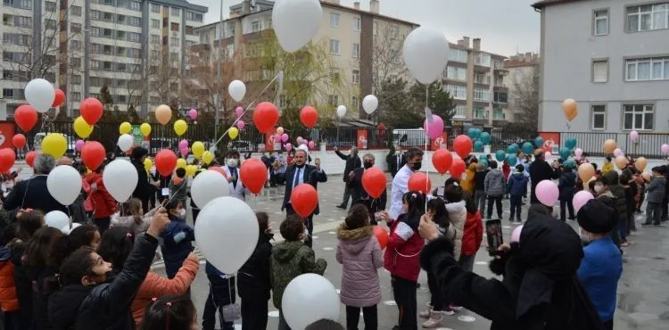 İlkokul öğrencileri, Atatürk’e yazdıkları mektupları gökyüzüne bıraktı