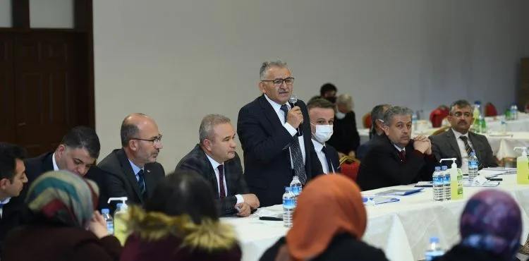 BÜYÜKKILIÇ’IN MUHTARLAR TOPLANTISINDAKİ DURAĞI AKKIŞLA OLDU