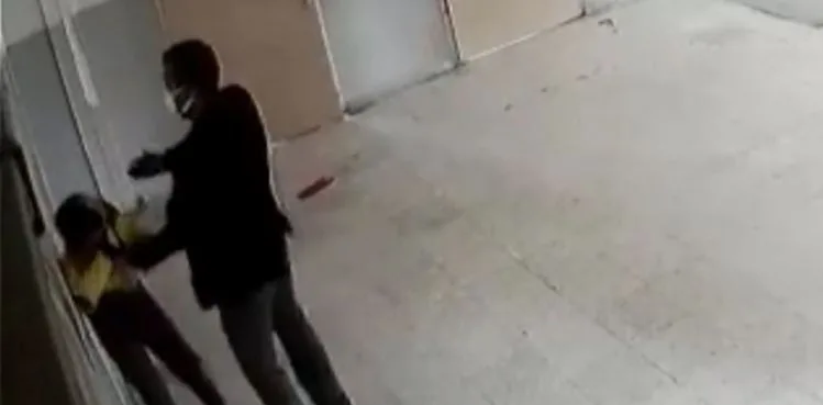 Öğretmenin öğrencisini tekme tokat dövdüğü anlar kamerada