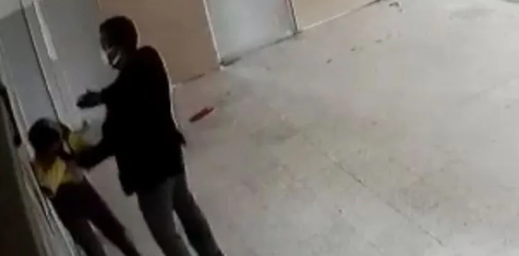 Öğretmenin öğrencisini tekme tokat dövdüğü anlar kamerada