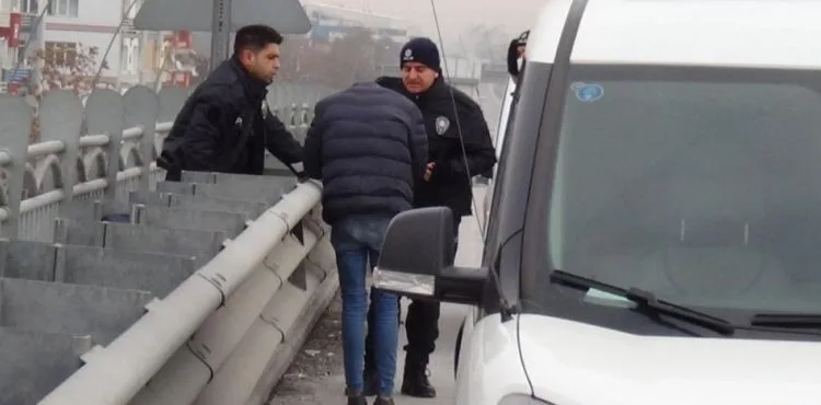Üst geçide çıkan şahsı polis ekipleri ikna etti