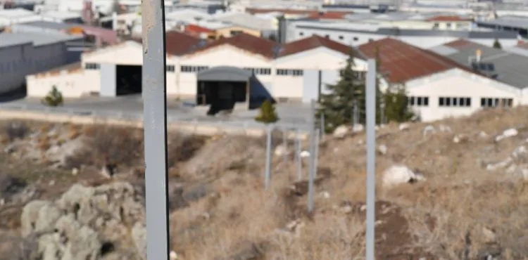 Kayseri OSB’nin Kuyucak mevkiindeki ağaçlandırma bölgesinin etrafı tel örgü ile çevriliyor