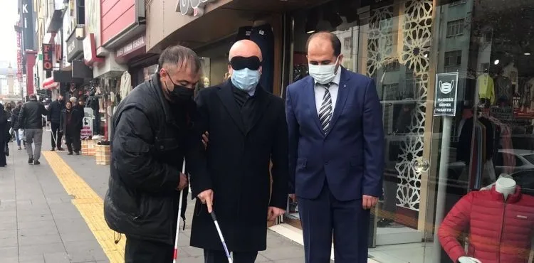 Başkan Çolakbayrakdar, gözlerine bandaj takarak sarı şeritte yürüdü