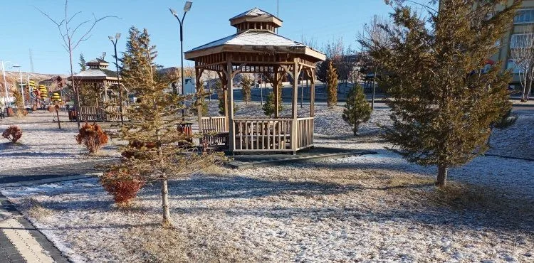 YEŞİL BİR BÜNYAN İÇİN PARK, BAHÇE VE YEŞİL ALANLARDA TEMİZLİK, BAKIM, ONARIM VE YENİLEME ÇALIŞMALARI ARALIKSIZ SÜRÜYOR