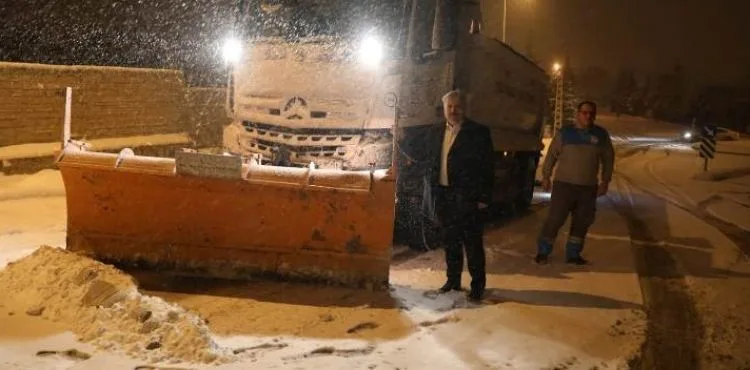 BAŞKAN PALANCIOĞLU, GECE GEÇ SAATLERE KADAR KARLA MÜCADELE ÇALIŞMASINA KATILDI