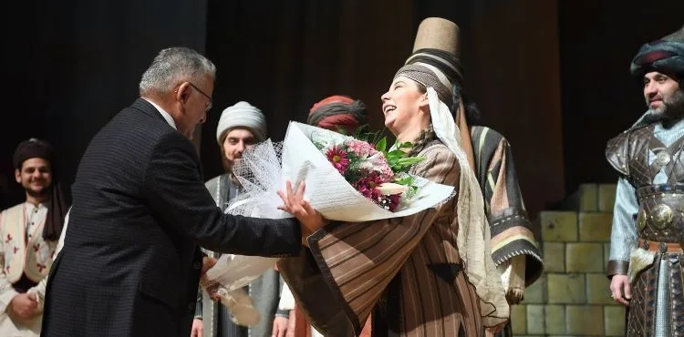 BAŞKAN BÜYÜKKILIÇ, DEVLET TİYATROSUNDA ‘HACI BEKTAŞ’ TİYATRO OYUNUNU İZLEDİ