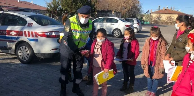 Çocukların karne sevincine jandarma ortak oldu