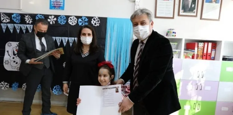 BAŞKAN PALANCIOĞLU ÖĞRENCİLERİN KARNE HEYECANINA ORTAK OLDU