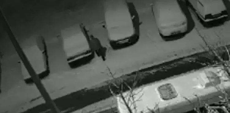 Parktaki araçların lastiklerini kesen şüpheli kamerada
