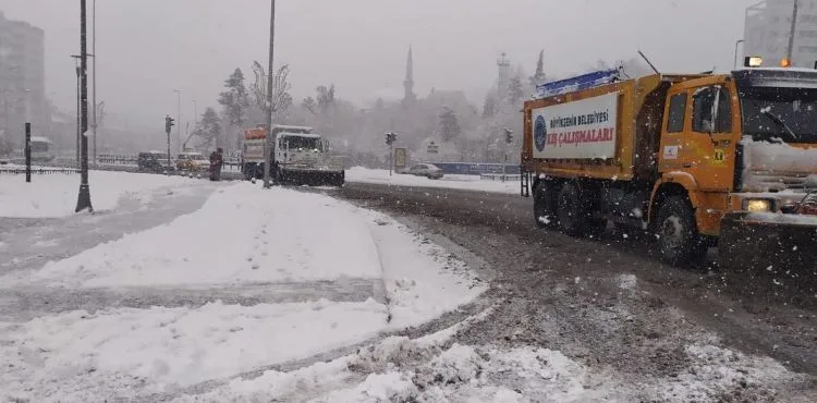KAYSERİ BÜYÜKŞEHİR’İN KAR VE TİPİ İLE MÜCADELESİ SÜRÜYOR