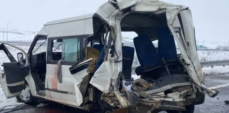 Niğde'de feci kaza: 2'si çocuk 3 ölü, 4 yaralı