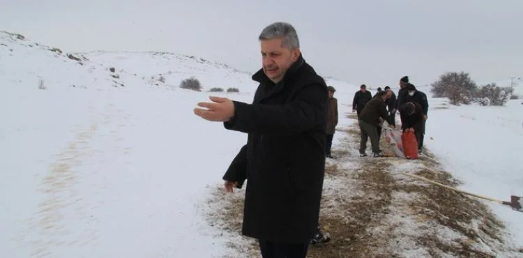 Özkan doğaya yiyecek bıraktı