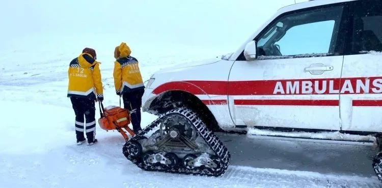 112 ekipleri paletli ambulanslarla kar-kış dinlemedi hastaların imdadına yetişti