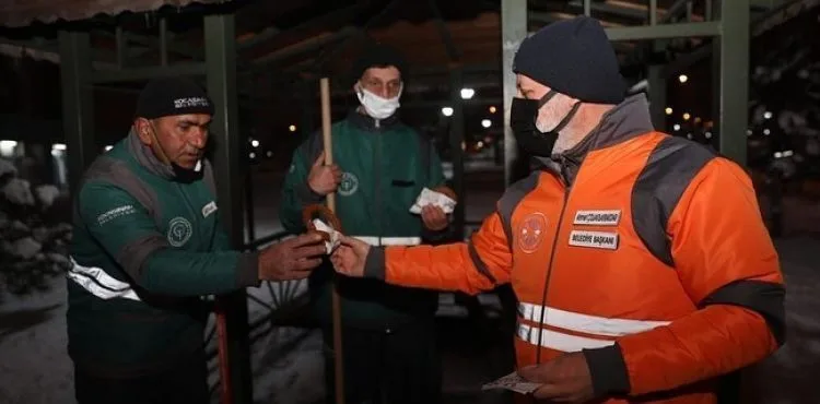 BAŞKAN ÇOLAKBAYRAKDAR, GECE BOYU KAR TEMİZLEME ÇALIŞMALARINI TAKİP ETTİ