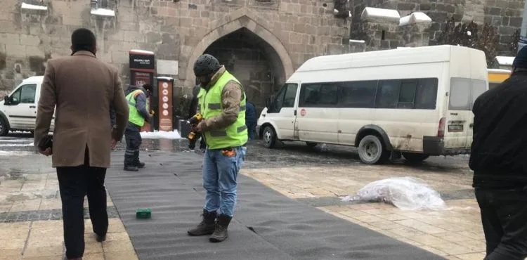 Kardan temizlenen kaldırımlara halı serildi