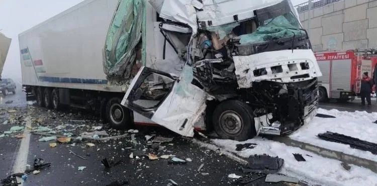2 TIR ve kamyonetin karıştığı zincirleme kazada 1 yaralı