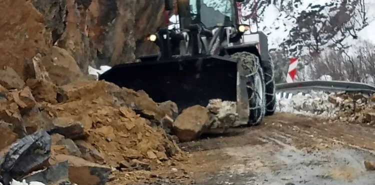 KAPUZBAŞI YOLU’NDAKİ HEYELANA BÜYÜKŞEHİR ANINDA MÜDAHALE ETTİ, YOLU ULAŞIMA AÇTI